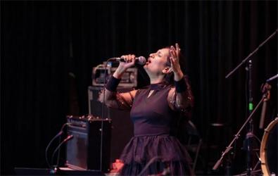 শেকড়ের টানে ঘরে ফেরা মানুষের জন্য গাইলেন কুহু