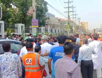 অটোপাশের দাবিতে জাতীয় বিশ্ববিদ্যালয়ের উপাচার্যের ওপর শিক্ষার্থীরা চড়াও