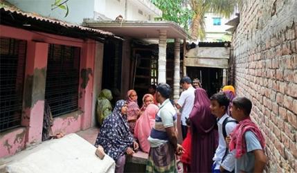 পারিবারিক কলেহের জের ধরে সাতক্ষীরায় অন্তঃসত্ত্বা গৃহবধূর গলাকাটা মরদেহ উদ্ধার,স্বামী পলাতক