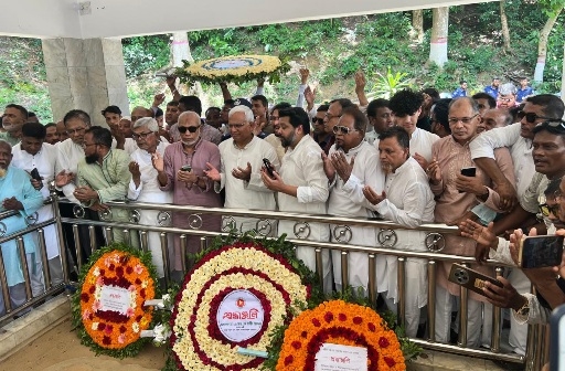 শহীদ রাষ্ট্রপতি জিয়াউর রহমানের প্রথম সমাধিস্থলে সমাজকল্যাণ মন্ত্রীর শ্রদ্ধা নিবেদন