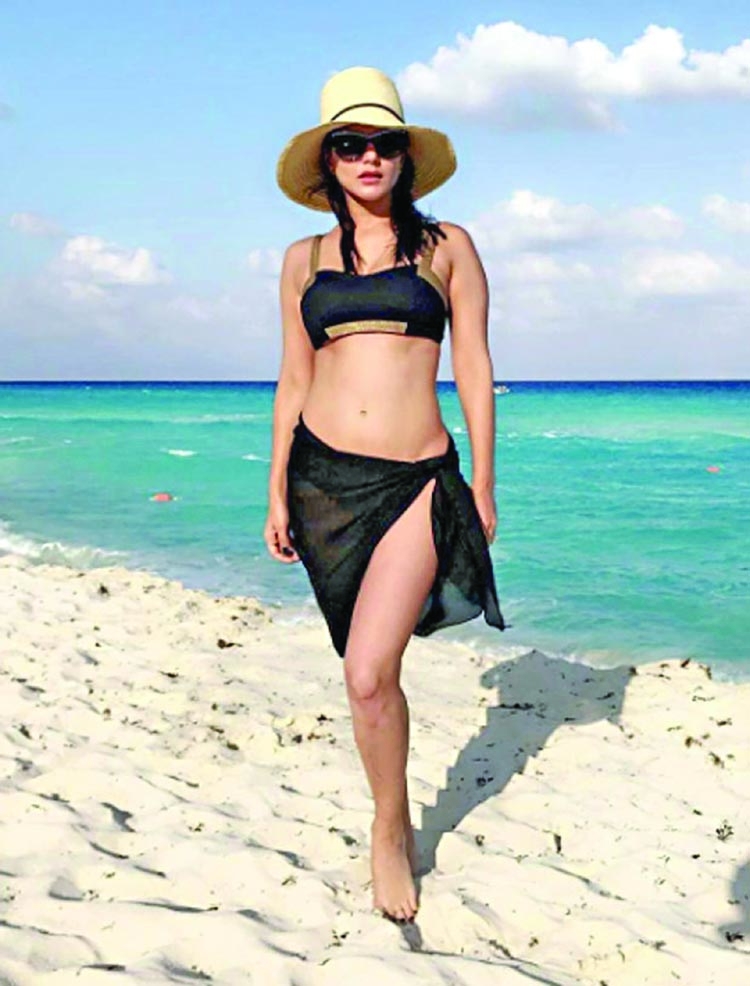 Sunny Leone stirs up the heat in bikini