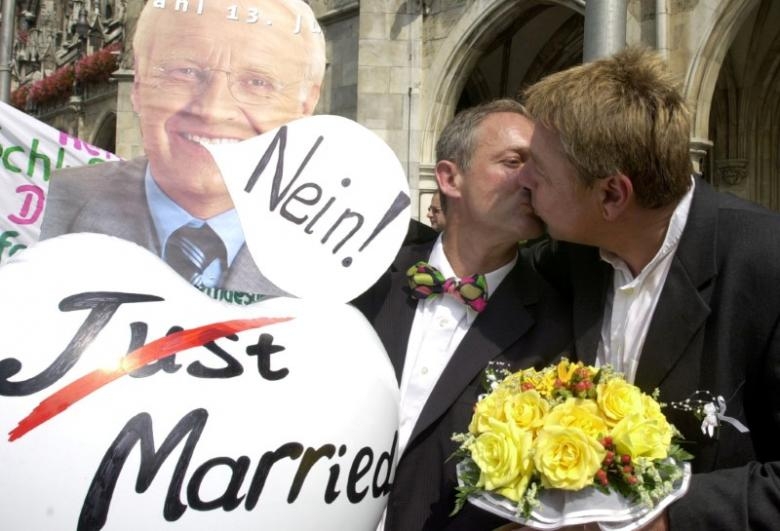Merkel raises prospect of gay marriage in Germany