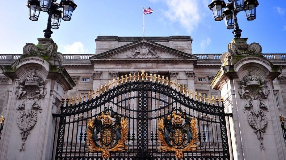 Man arrested for trying to climb Buckingham Palace wall