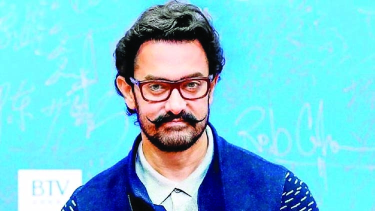 Aamir Khan back in'Mogul' after Subhash's exit