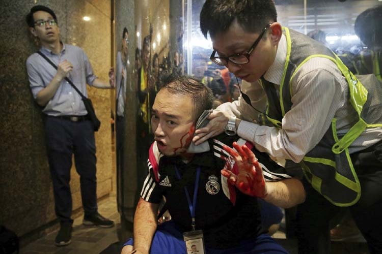 HK police arrest man in knife attack 