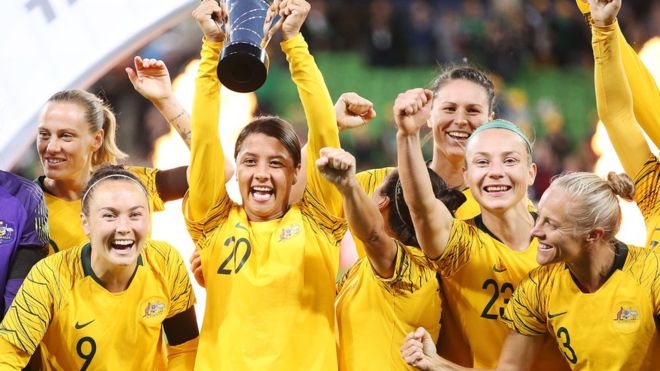 Australia women's footballers in landmark pay deal