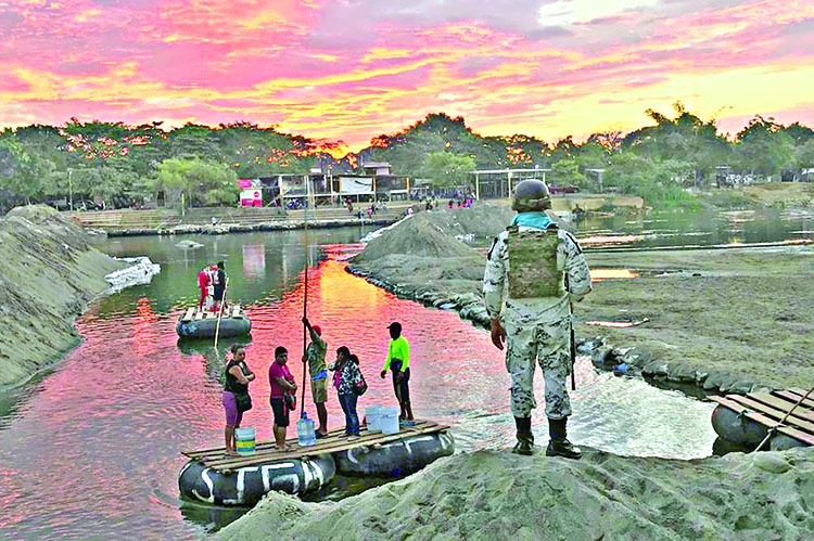 Migrants, troops slowly build up on Guatemala-Mexico border