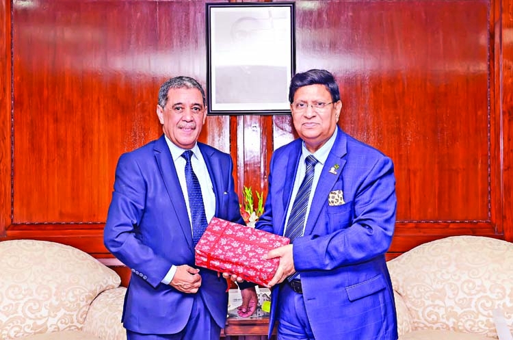 Newly appointed envoy of Algeria calls on FM