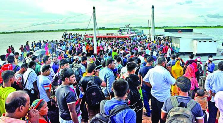 Thousands returning to Dhaka through Mawa Ghat