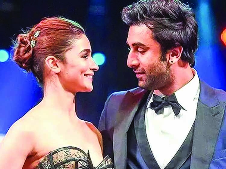 My girlfriend Alia an  overachiever: Ranbir