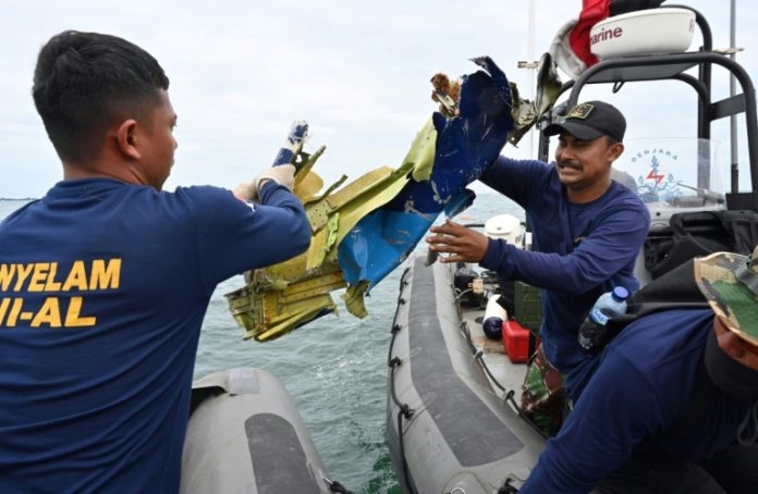 Divers search Indonesian plane wreckage for black boxes