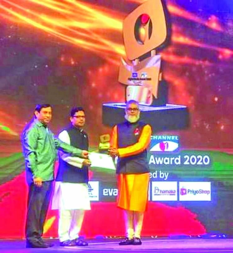 Mohammad Ali receives 'Best Social Worker' award