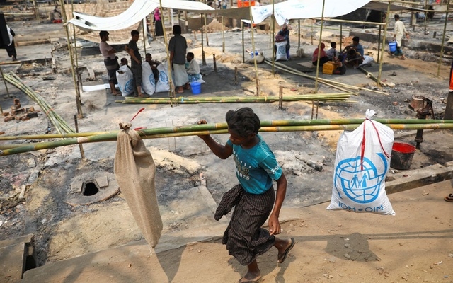 Rohingya refugees rebuild huts