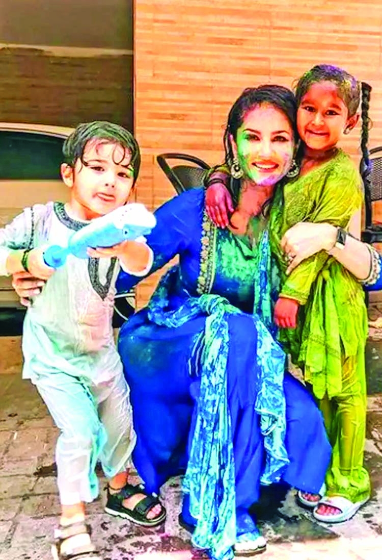 Sunny celebrates Holi with her kids
