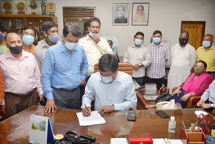 Dr Mashiur takes charge as new NU VC