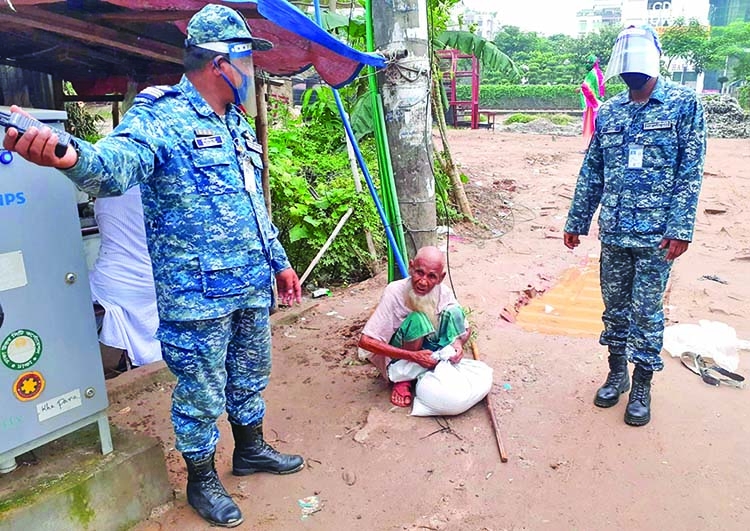 Navy distributes humanitarian aid to poor in capital