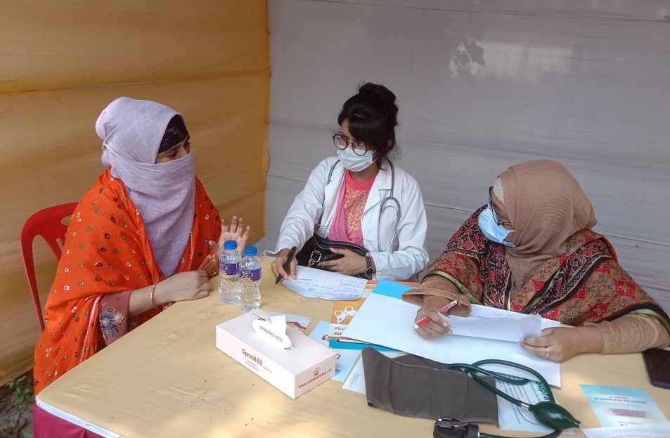 Universal Medical College holds free medical camp