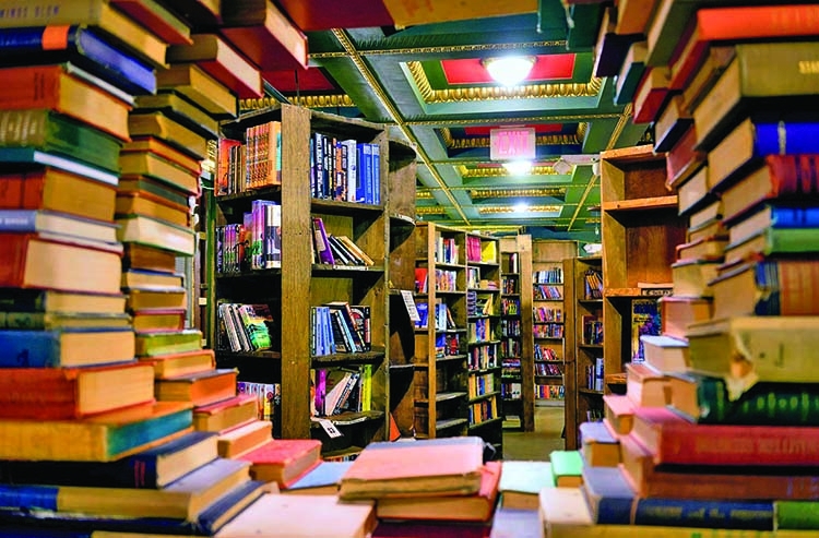 What happened to Amazon's bookstore?
