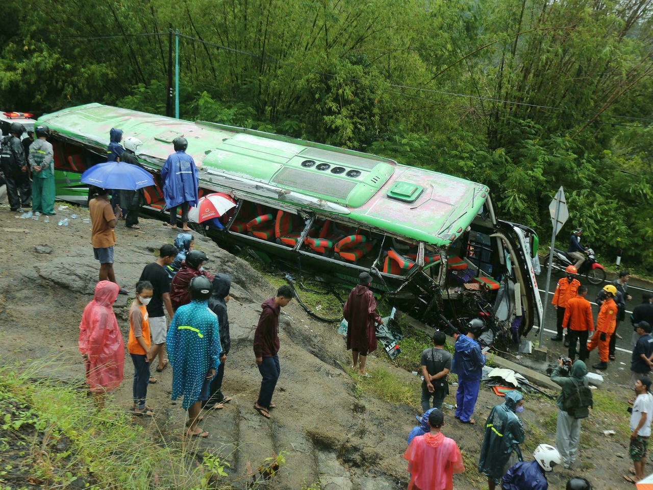 Indonesia bus crash kills 13, injures dozens