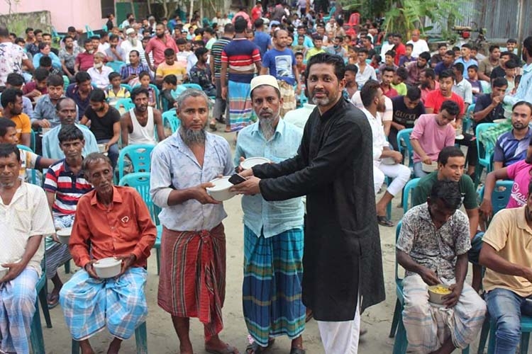 Shahin Malum of Central Jubo League distributes food among the poor