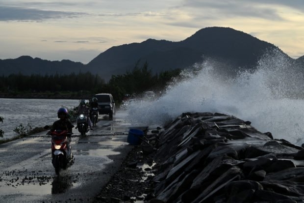 High waves kill 10 during Indonesia beach ritual