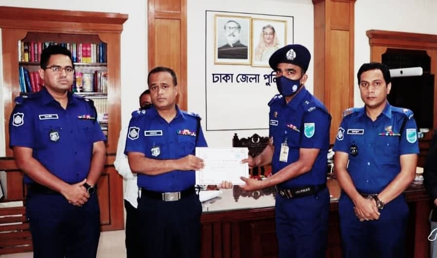Azad best SI in Dhaka district  