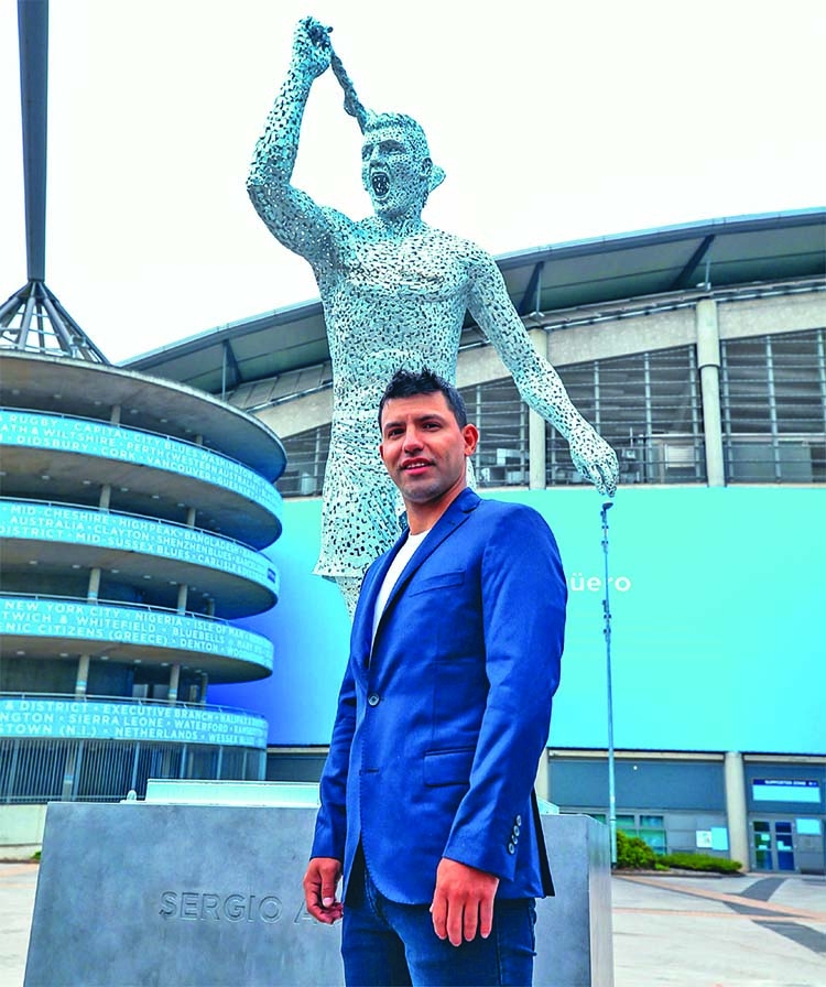 Man City unveil Aguero statue at Etihad 