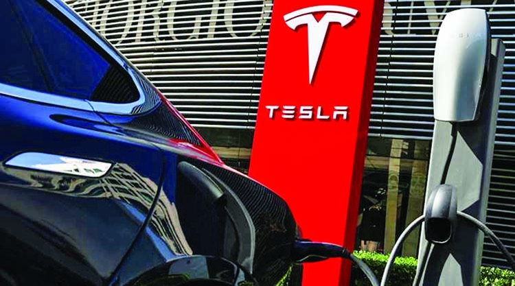 Tesla sued by former employees  over 'mass layoff'