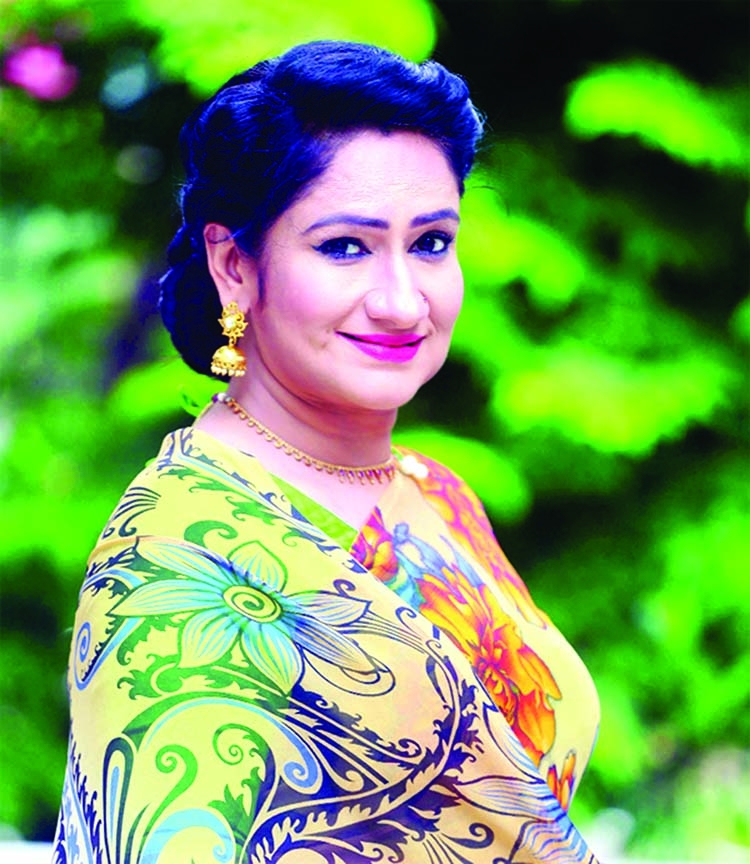 Monira Mithu  cooks 'khichudi' for 200 flood victims 