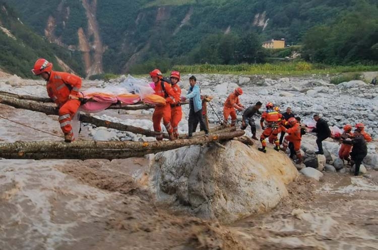 Man found in 'miracle' rescue 17 days after China quake