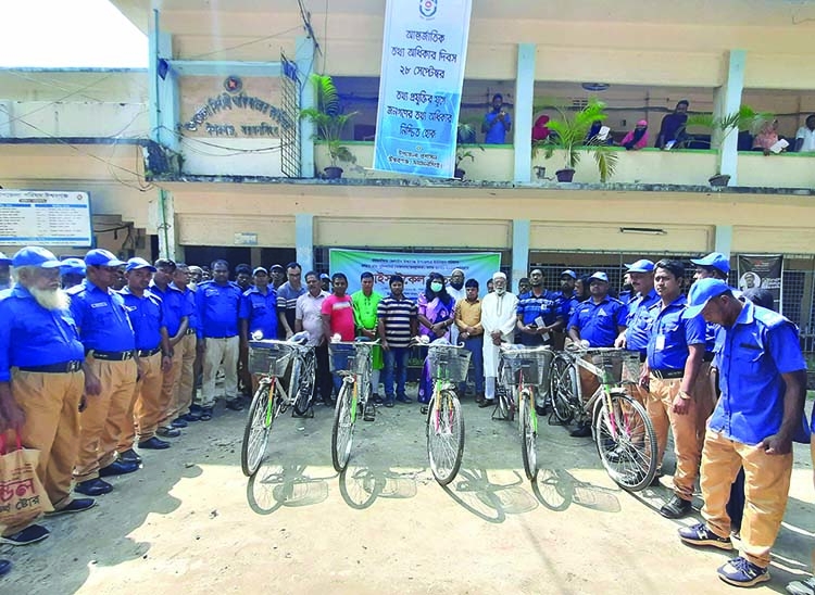 Village Police Get Bi cycles In Ishwarganj The Asian Age Online 