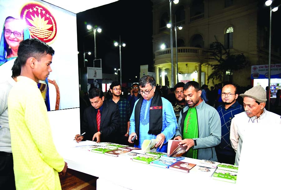Book fair draws huge crowd on weekend