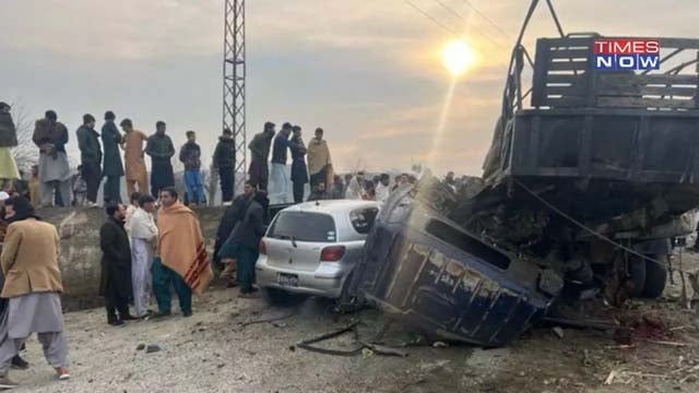Bomb kills five police from Pakistan polio protection team: officials