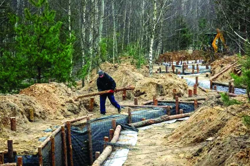 Build Defences Ukrainian soldiers, engineers toil round the clock to build defences ...