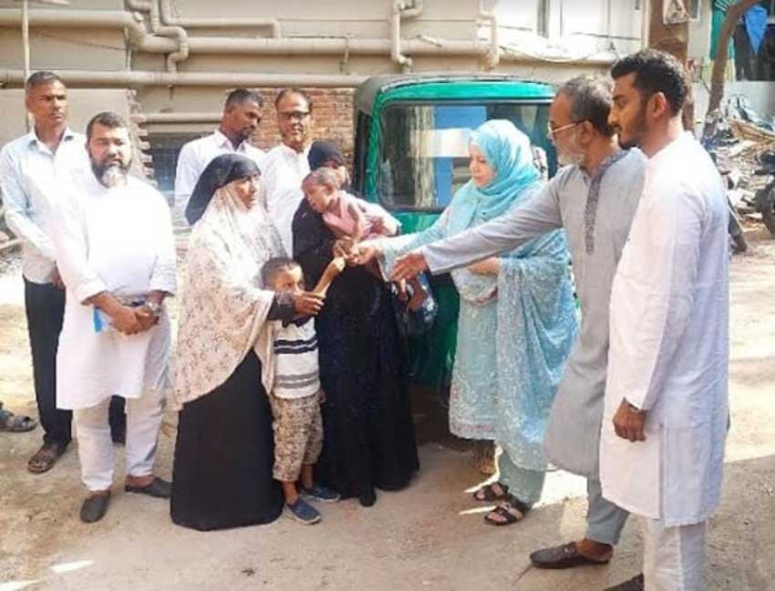 Hasan Reksha Hasan hands over CNG-run auto-rickshaw to family of deceased driver ...
