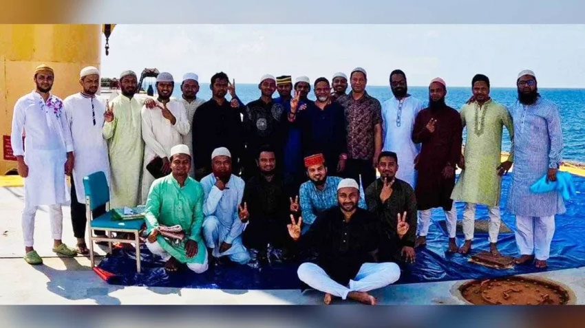 MV Abdullah: Hostage sailors offer Eid prayers, take photo