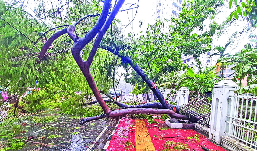 Cyclone Remal lashes Bangladesh coastlines | The Asian Age Online ...