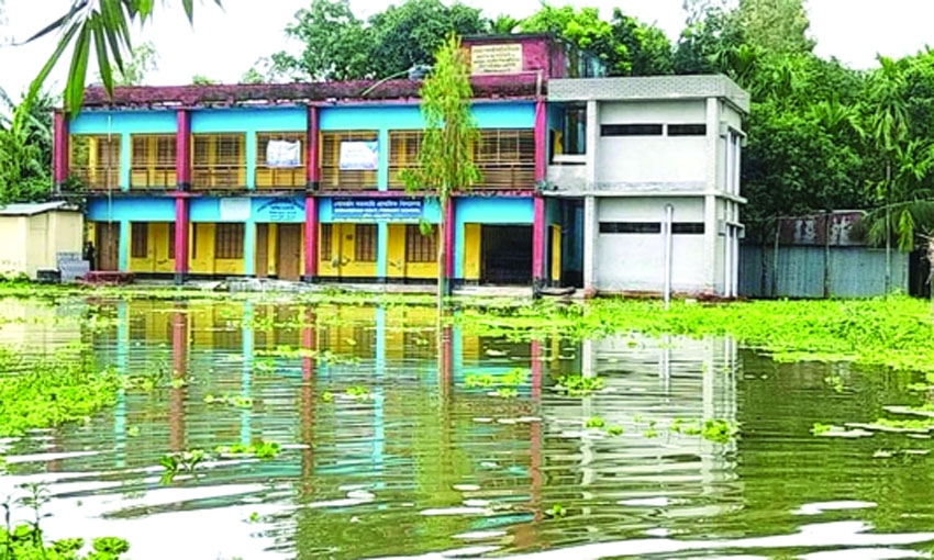 Teesta water recedes slightly, thousands marooned in Lalmonirhat