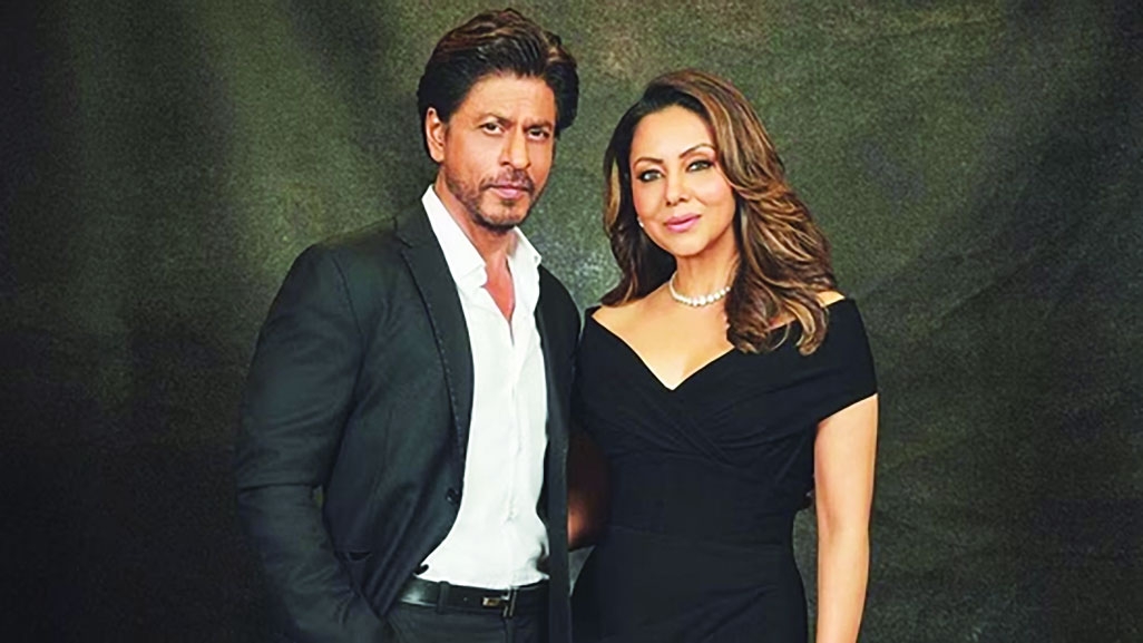 SRK flirts with wife Gauri after she celebrates his award win