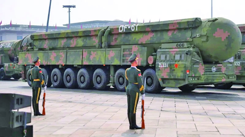 China shows off weapons at parade 