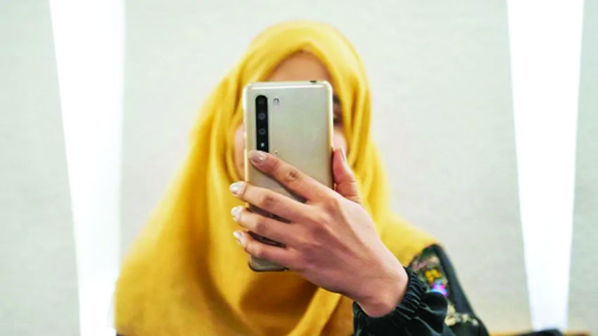Afghan women lose their 'last hope' as Taliban shuts down internet 
