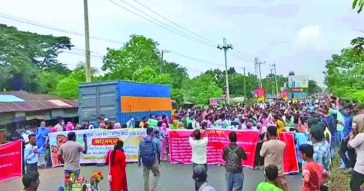 Islami Bank officials block Dhaka-Ctg highway 