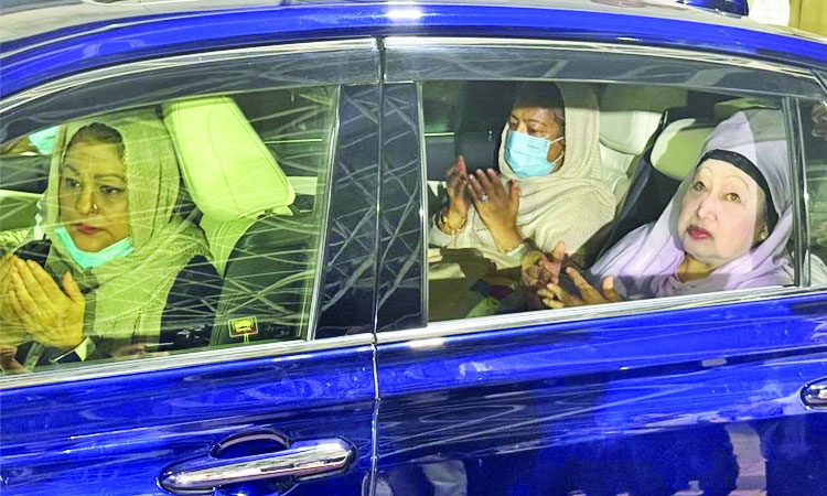 Khaleda offers prayers at Zia's grave 