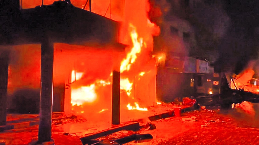 Six killed in Pakistan shopping mall fire