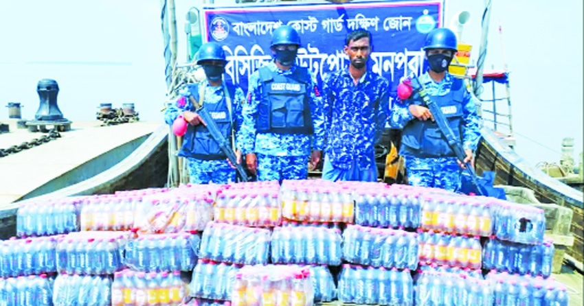 Smuggler arrested with 170 cases of soft drinks in Monpura