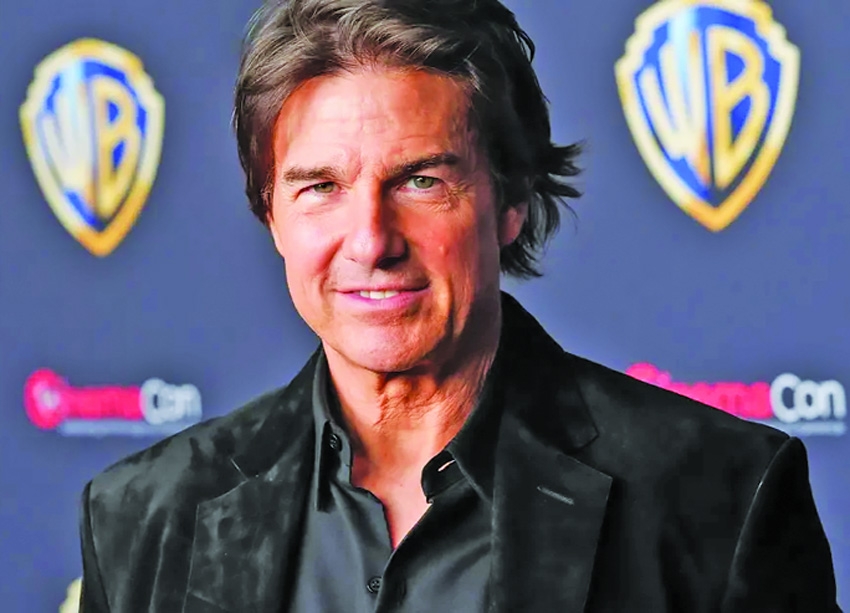 Tom Cruise earns standing ovation