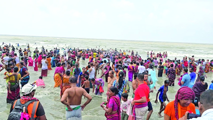 Thousands of devotees bathe in Kuakata sea in hope of attaining eternal virtue