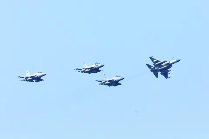 Pakistan deploys  jet squadron, thousands of troops to KSA 