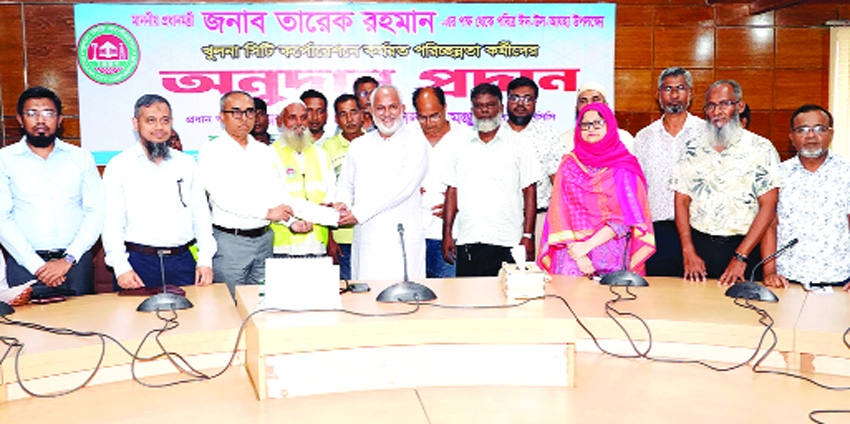 KCC distributes cheques among cleanliness workers