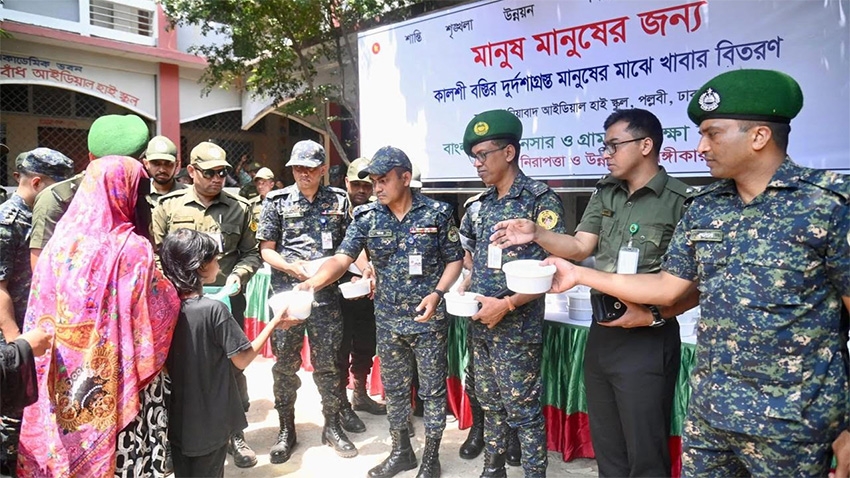 Bangladesh Ansar and VDP Stand by Fire Victims in Kalshi Slum Ahead of Eid-ul-Azha, Distribute Meals to 1,250 People